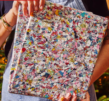 100% gerecycleerde snijplank: confetti